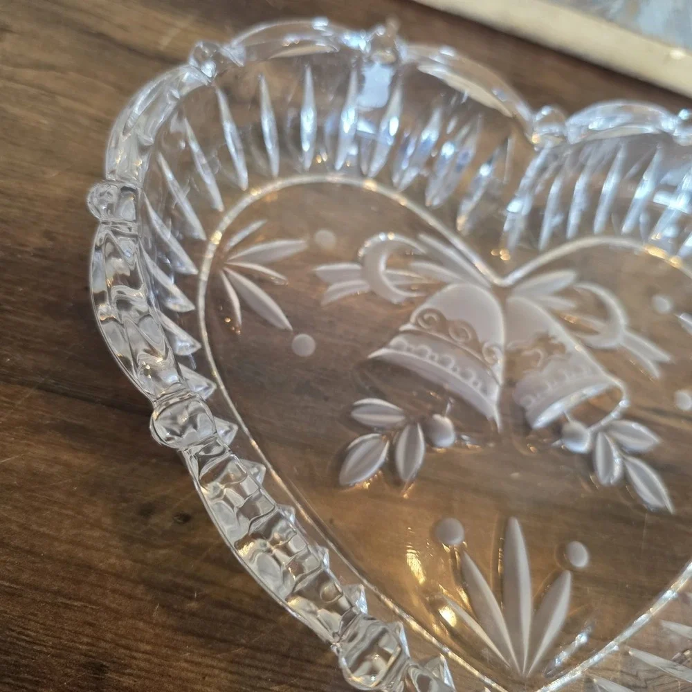 Mikasa HEART Frosted‎ Bell TRAY Holiday Classic Bowl Cookie Candy Ribbed 9